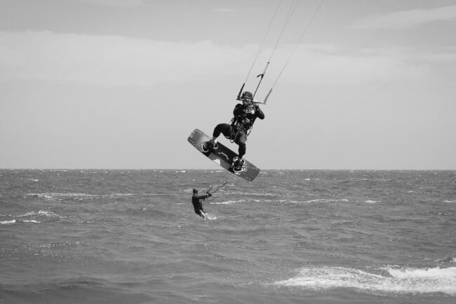 Kitesurfare som hoppar